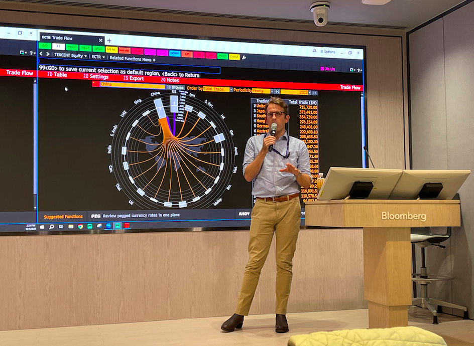 Global Business Journalism students from Tsinghua hear from a Bloomberg News professional.