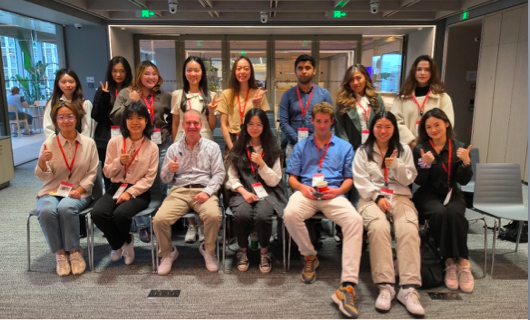 Tsinghua University Global Business Journalism students visit the Bloomberg News Beijing bureau offices.