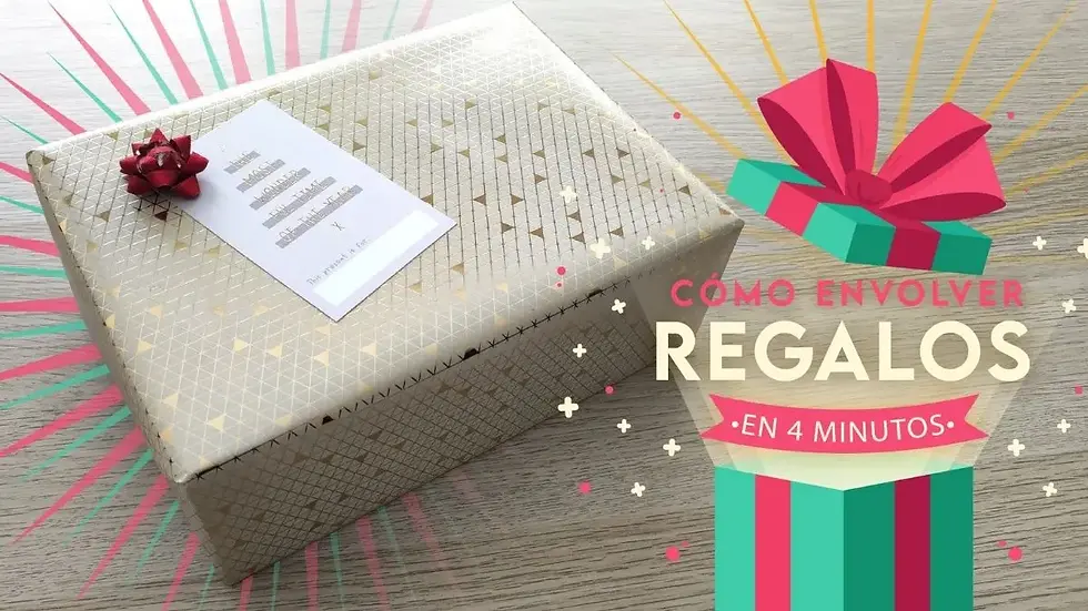 Caja de regalo envuelta en papel dorado con un moño rojo sobre una mesa. Aparece el texto "Cómo envolver regalos en 4 minutos" y un dibujo decorativo de un regalo.