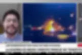 Dos periodistas conversan en un noticiero mientras de fondo se ven explosiones y fuego sobre el agua de noche.