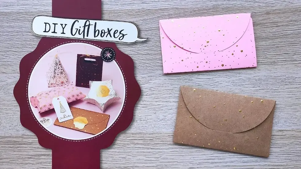 Dos sobres decorativos, uno rosa y otro kraft con puntos dorados, junto a una etiqueta "DIY Giftboxes" y una imagen de cajas y sobres de regalo hechos a mano, sobre fondo de madera clara.