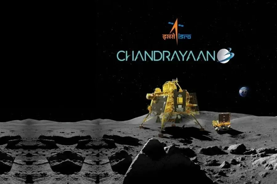 El módulo lunar y el rover dorados de Chandrayaan-3 exploran la superficie lunar con la Tierra visible al fondo.