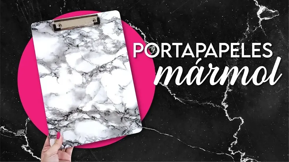 Portapapeles con diseño de mármol blanco y gris, sostenido por una mano, sobre fondo negro con un círculo rosa y el texto “PORTAPAPELES mármol”.