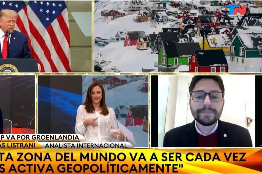 Un analista por videollamada en un programa de televisión mientras se muestran placas de Donald Trump hablando en un podio y casas coloridas de Groenlandia