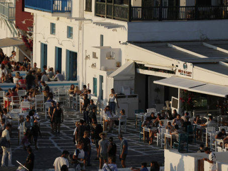 60.000 Βρετανοί σε αγώνα δρόμου για να φύγουν από τα 7 ελληνικά νησιά που μπήκαν στην «κόκκινη λίστα