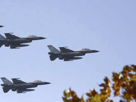 Γεμίζει ξένα μαχητικά η Σούδα – Το Σάββατο φτάνουν τέσσερα F-16 των Ηνωμένων Αραβικών Εμιράτων