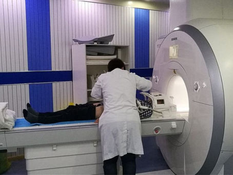 Εγκάρσια μυελίτιδα: Αυτή είναι η παρενέργεια που «πάγωσε» τις δοκιμές του εμβολίου για τον κορωνοϊό