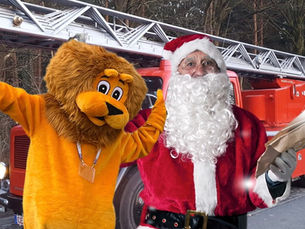 Weihnachtliche Überraschung: Weihnachtsmann, NIKI der Löwe und der Engel besuchen Kita-Kinder.
