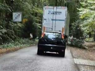 Vollsperrung führt zu erhöhtem Verkehr im Wohngebiet Dannhorstweg. Anwohner fordern Tempokontrollen zum Schutz von Fußgängern und Kindern.