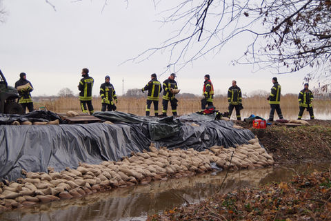 Feuerwehren der Samtgemeinde Wathlingen sichern Deich in Wathlingen vor Aufweichen und Wegbrechen