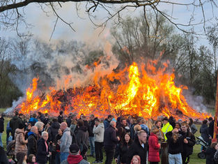 FW Wathlingen: Osterfeuer in Großmoor lockt zahlreiche Besucher an