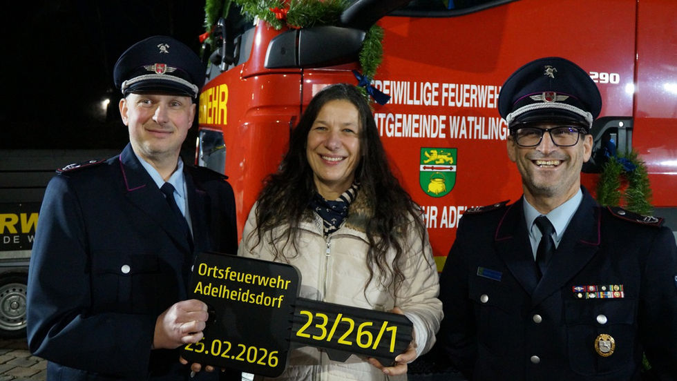 FW Wathlingen: Übergabe eines Tanklöschfahrzeuges und eines Logistikanhängers an die Ortsfeuerwehr Adelheidsdorf.