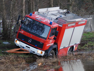 Tanklöschfahrzeug der Ortsfeuerwehr Adelheidsdorf auf AbwegenUmfangreiche und zeitintensive Feuerwehrfahrzeugbergung