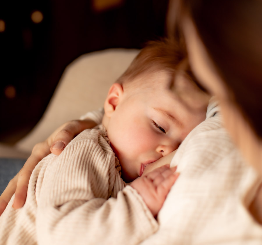 Où faire dormir le bébé s'il s'endort au sein ? Crédit photo : Renaud Caillé