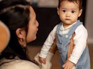 Le sommeil des bébés ne suit pas les attentes adultes. Découvrez 8 clés pour comprendre son rythme, apaiser vos nuits et renforcer votre lien.