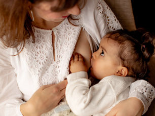 Allaitement après un an : pourquoi les bambins tètent souvent ? Ce qu’en disent la science, la physiologie et les émotions parentales.