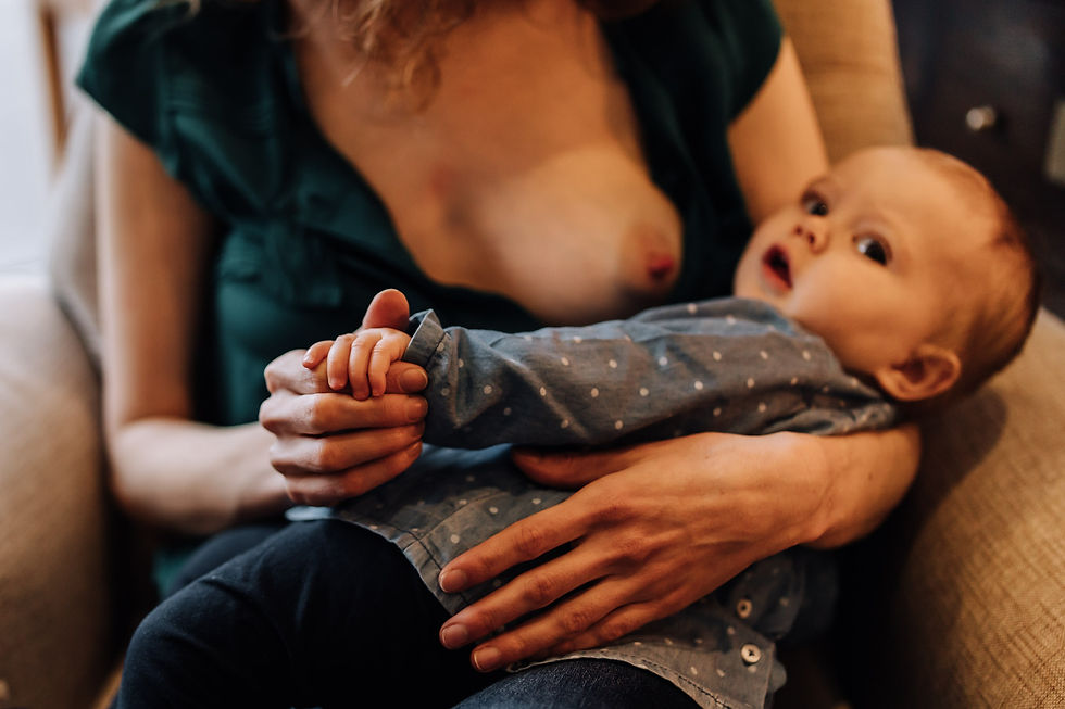 la bambine distraite au sein.jpg