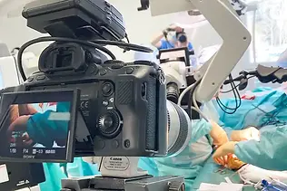 Videaste en Savoie faisant une captation de chirurgie à Annecy