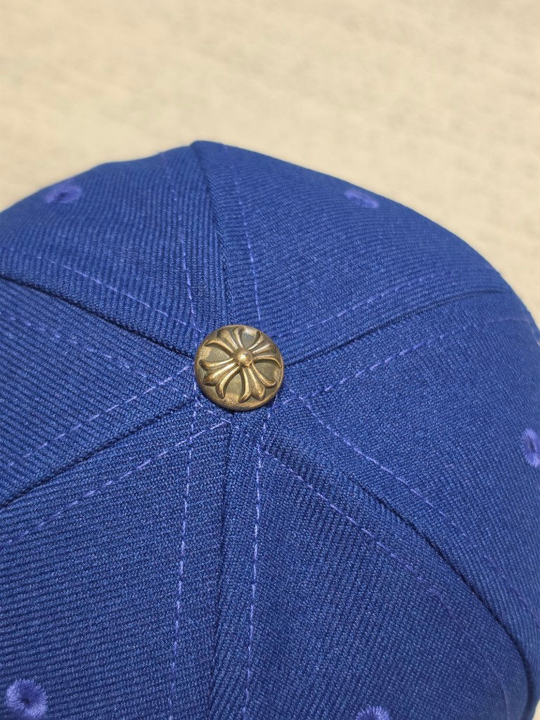 縮圖：克羅心 Chrome Hearts 刺繡白色哥德文亮藍色帽子