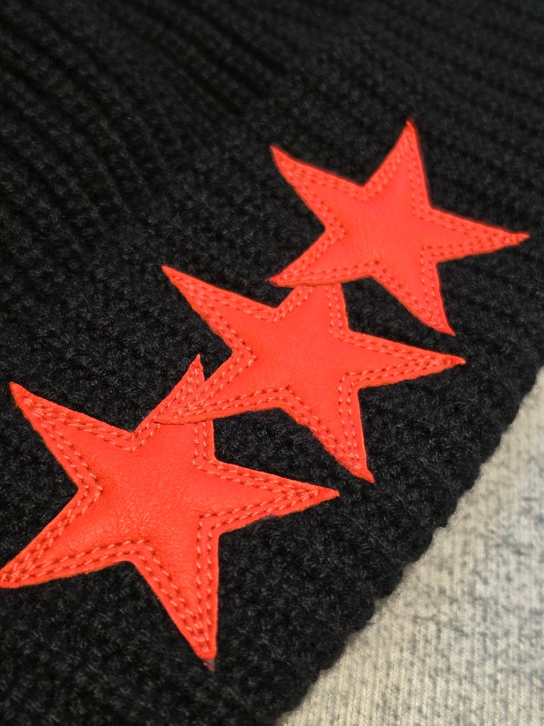 縮圖：克羅心 Chrome Hearts 紅色星星貼皮毛帽(黑)