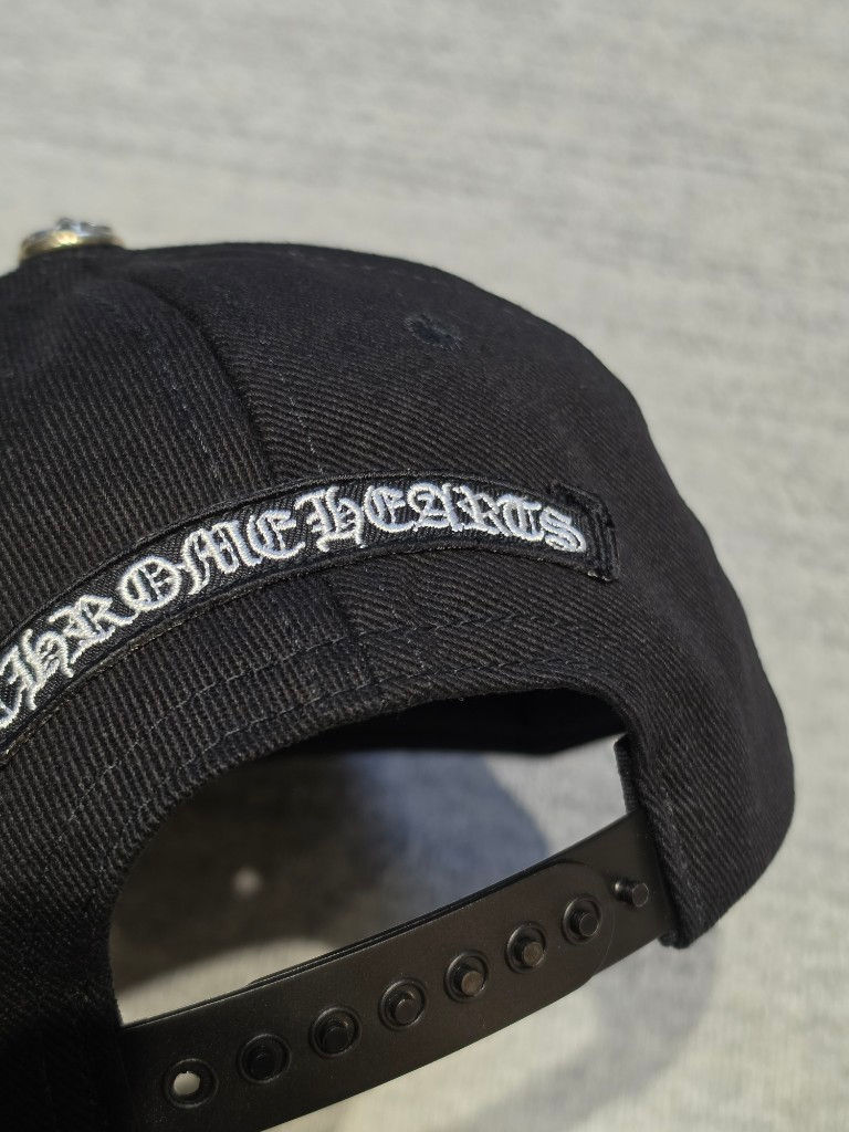 縮圖：克羅心 Chrome Hearts 哥德文刺繡棒球帽(黑)