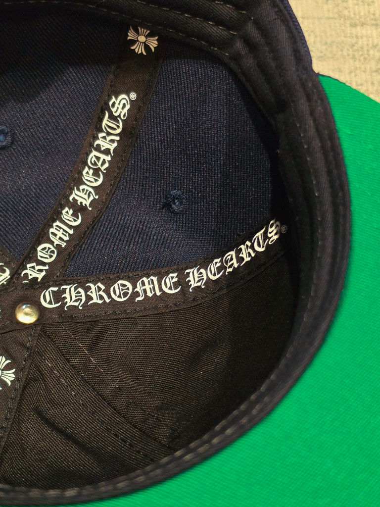 縮圖：克羅心 Chrome Hearts 刺繡紅色歌德文深藍色棒球帽