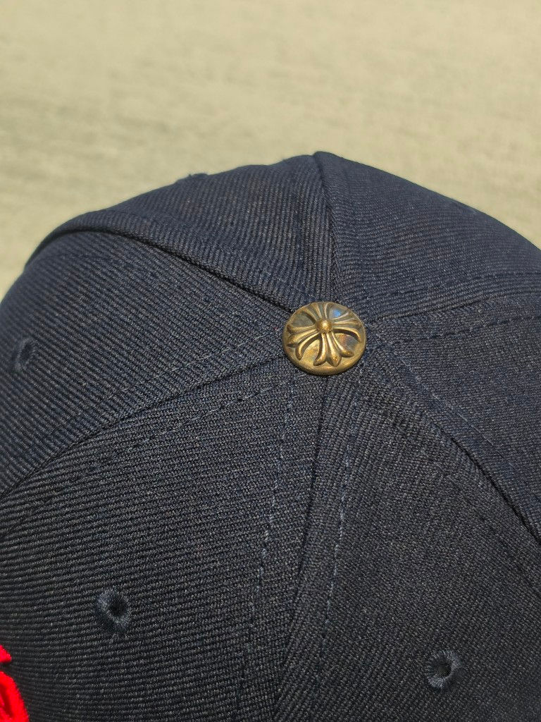 縮圖：克羅心 Chrome Hearts 刺繡紅色歌德文深藍色棒球帽