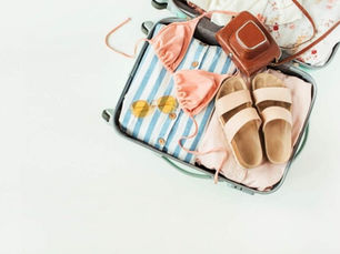 Voyager léger avec style : la méthode capsule pour une valise d’été efficace