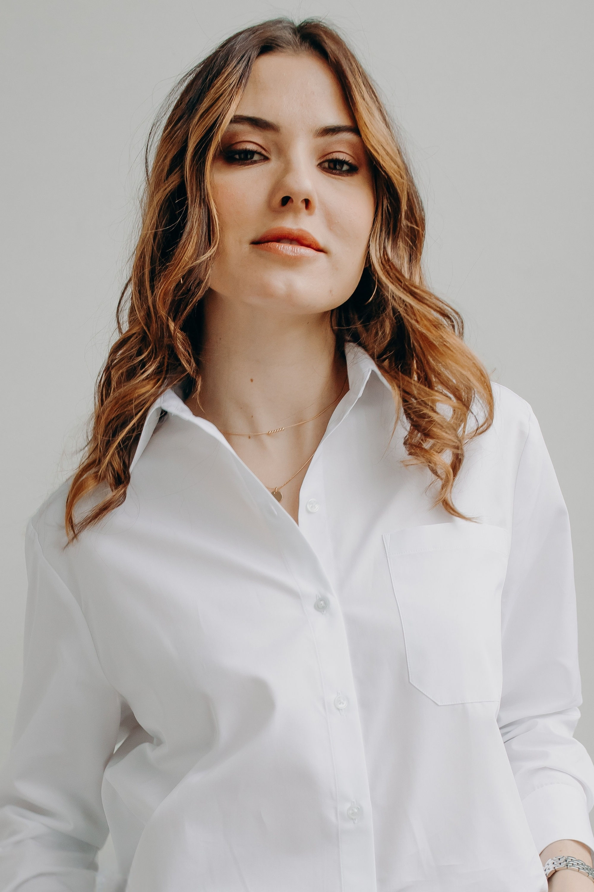 Chemise Agathe blanche à manches longues portée dans une ambiance épurée