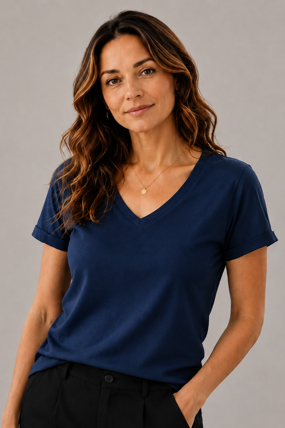 Femme portant le tee-shirt AARON bleu de HEDES en 100% coton biologique