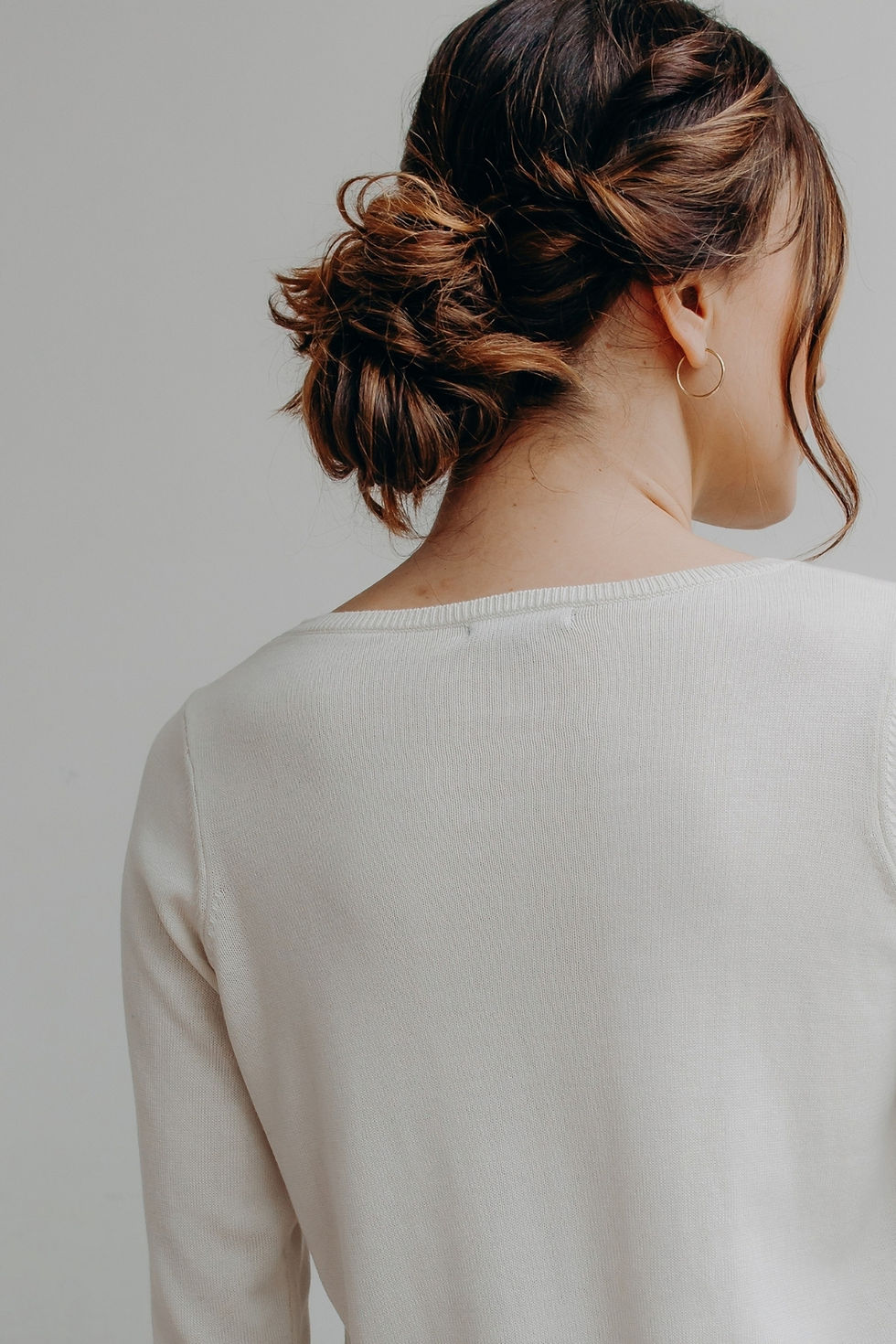 Miniature : Zoom de dos sur la maille fine et légèrement satinée du pull ALLAN blanc en soie et coton
