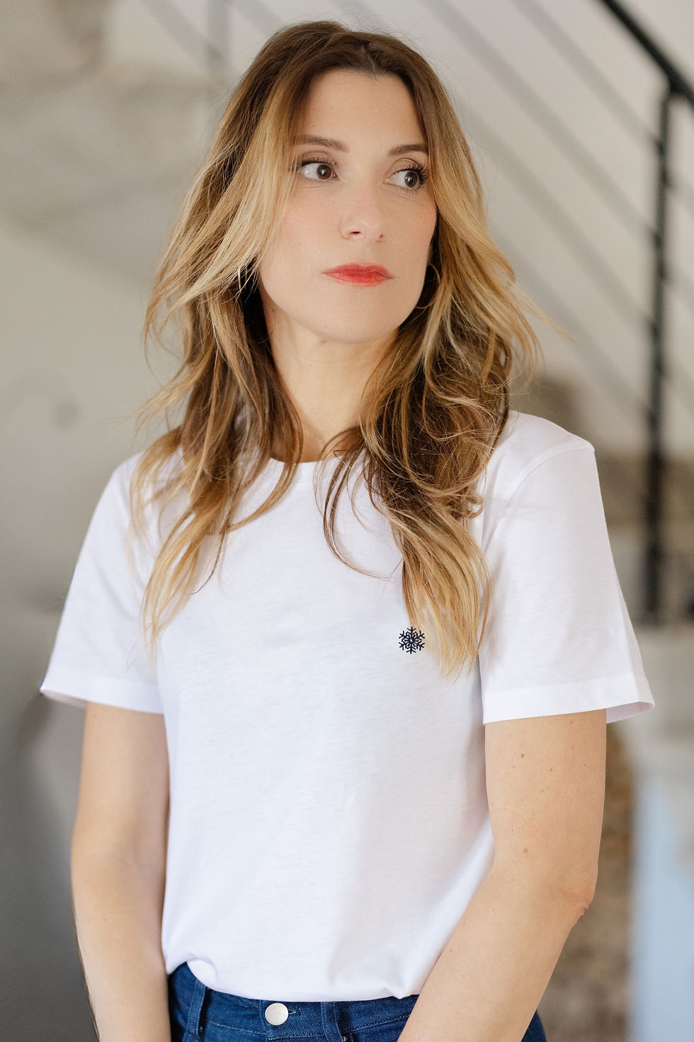 Femme portant le tee-shirt blanc BIXENTE brodé, debout en intérieur, silhouette élégante et décontractée.