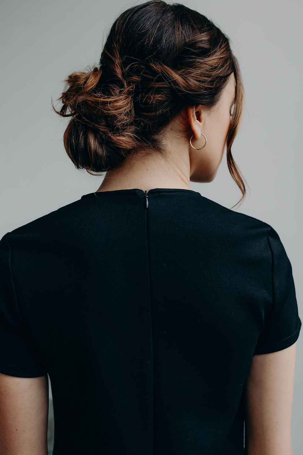 Thumbnail: Vue de dos de la robe ANGELE, coupe droite et fermeture invisible