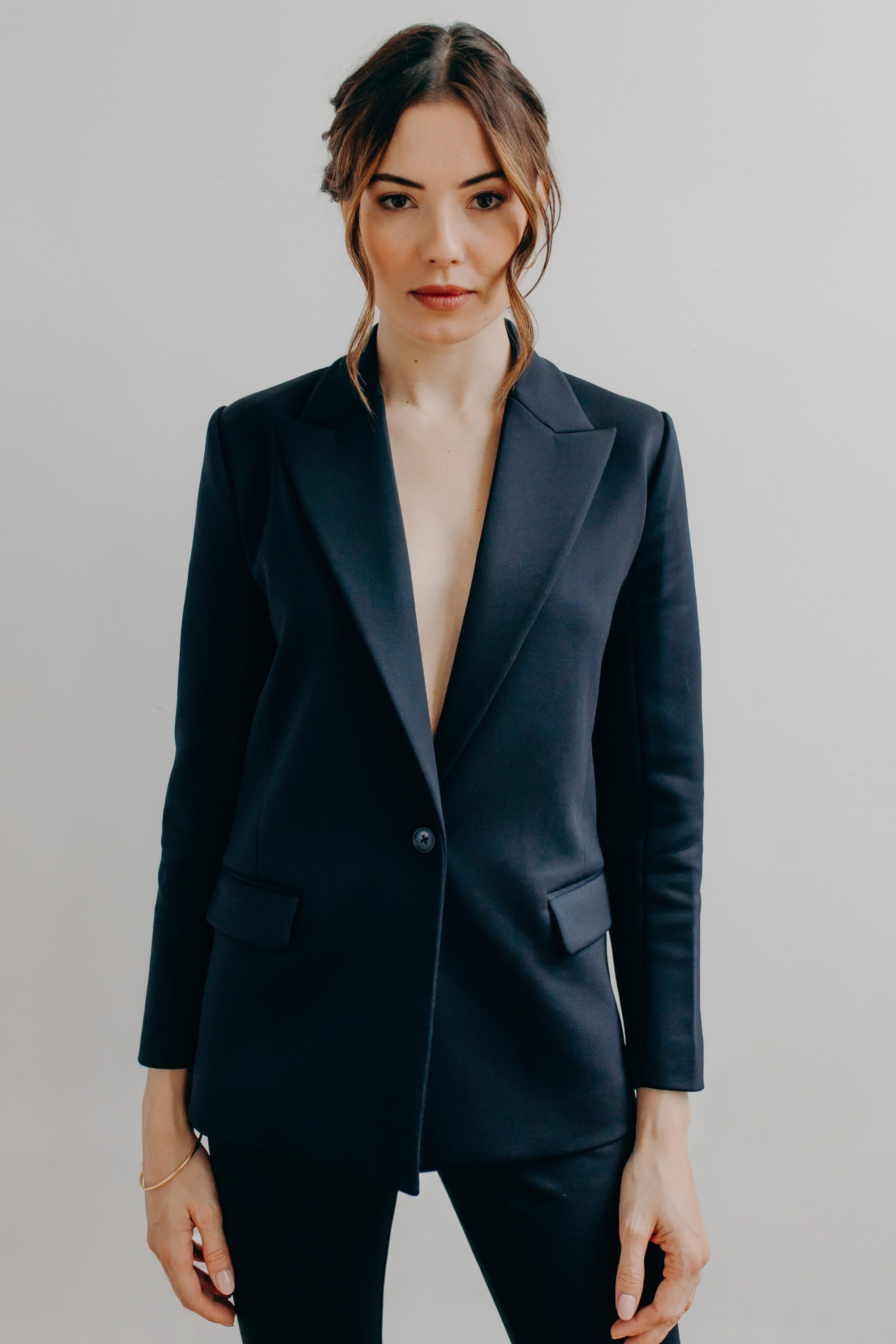 Femme portant la veste ALMA dark navy avec le pantalon ALBAN assorti, vue de face