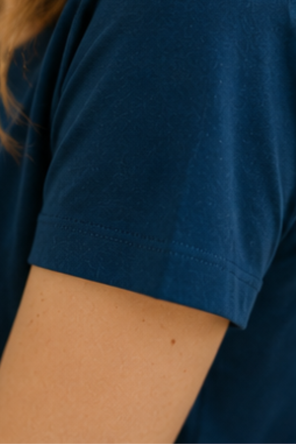 Miniature : Femme portant le tee-shirt AXEL bleu col rond 100% coton bio de HEDES