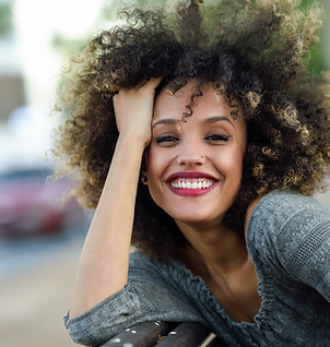 Belle fille avec Afro