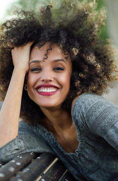 Hermosa chica con afro