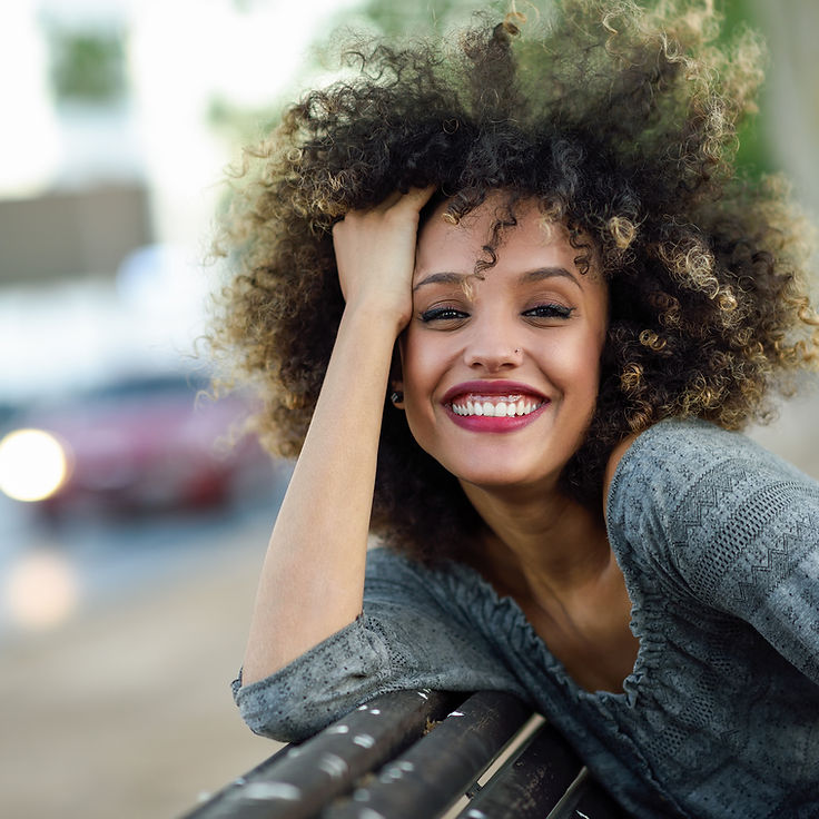 Hermosa chica con afro
