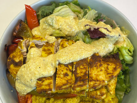 Chicken Curry Bowl με Πλιγούρι & Dressing Γιαουρτιού