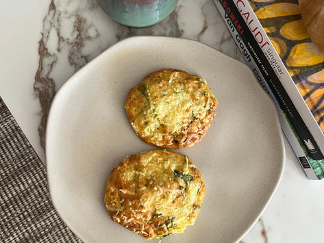 Αλμυρά flatbreads με αυγό, σπανάκι και λιαστή ντομάτα