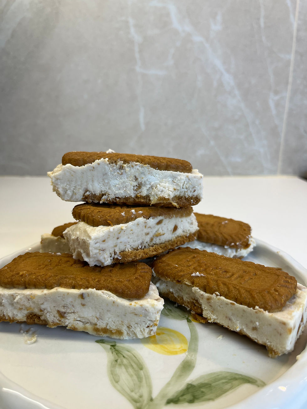 Υγιεινό Παγωτό Sandwich με Χουρμάδες, Cottage Cheese & Lotus Biscoff
