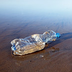 Botella de plástico usada en la playa