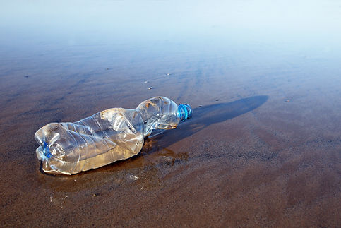Gebrauchte Plastikflasche am Strand
