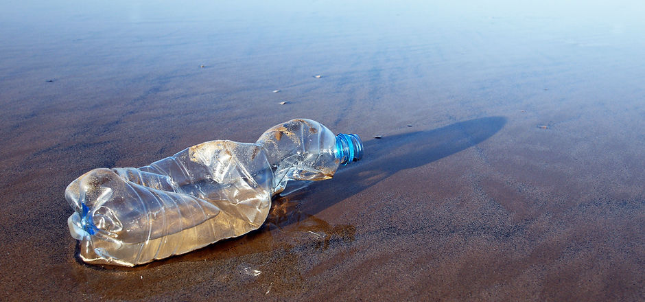 Bouteille en plastique usagée sur la pla