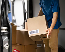 cerrar-las-manos-caja-de-transporte.jpg