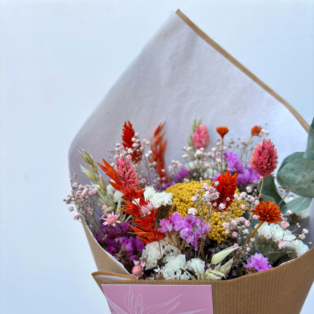Bouquet M en fleurs séchées colorées, 40 cm de hauteur, artisanal et lumineux.