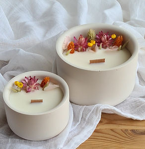 Bougies fleuries artisanales décorées de fleurs séchées – création faite main en Belgique
