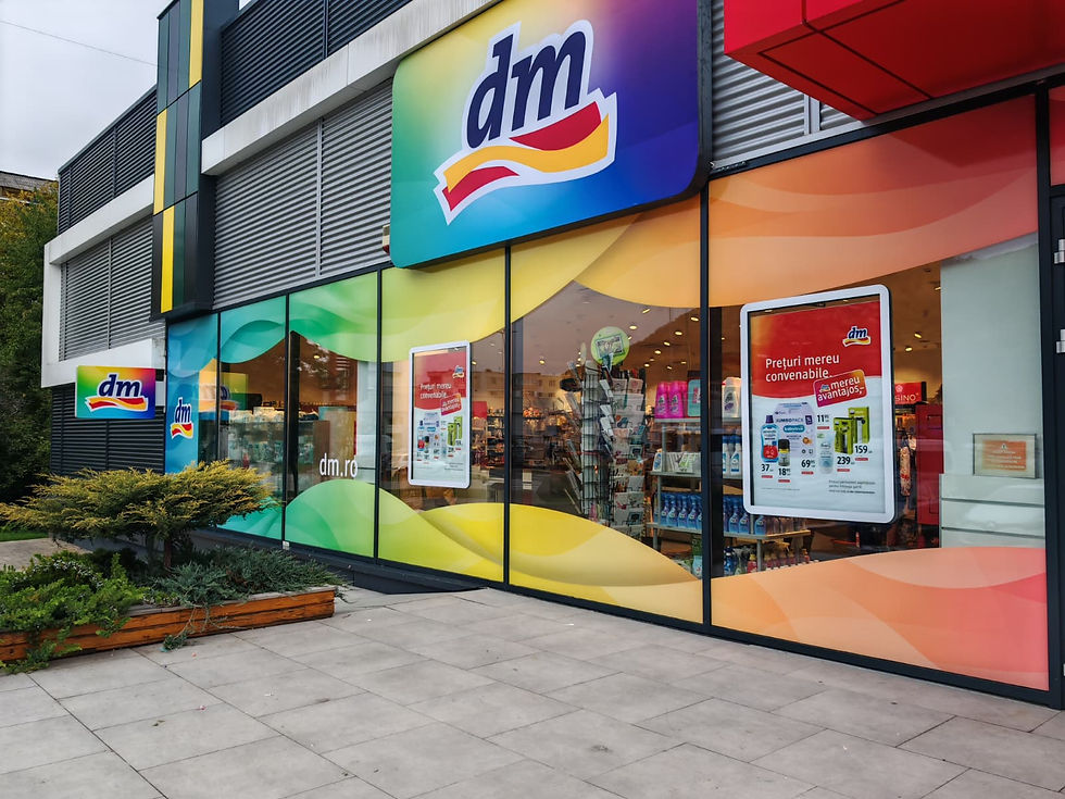 De volledige gevelreclame, lichtreclame en styling van de keten DM wordt hier gedaan door LVL Visual