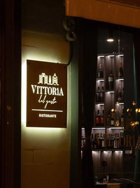 Stijlvol verlicht bord voor een Italiaans restaurant.