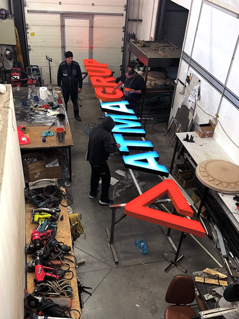 Eigen productie van lichtgevende gevelletters en gevelreclame